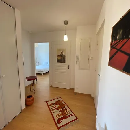Apartment : Bel 2 Pers. Avec Ascenseur, Parking Prive Et Balcon A 850m De La Plage - Fr-1-539-64 Royan